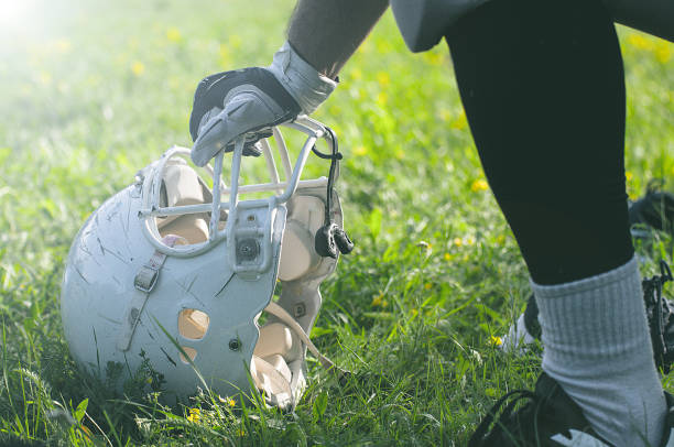 american football sportsman player - football helmet - football player american football sports team teamwork imagens e fotografias de stock