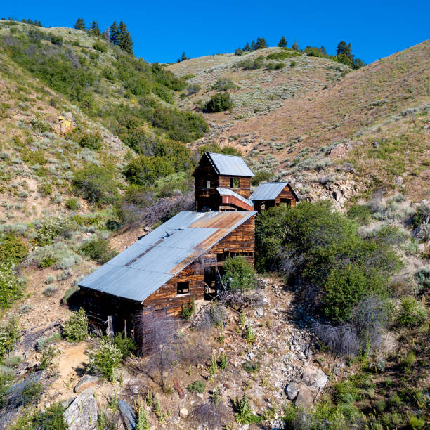 istock Old mining buildings at a gold mine site forgotten by time 990590296
