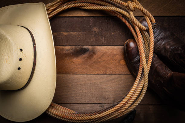 suministros de vaquero sobre fondo de madera - lazo cuerda fotografías e imágenes de stock