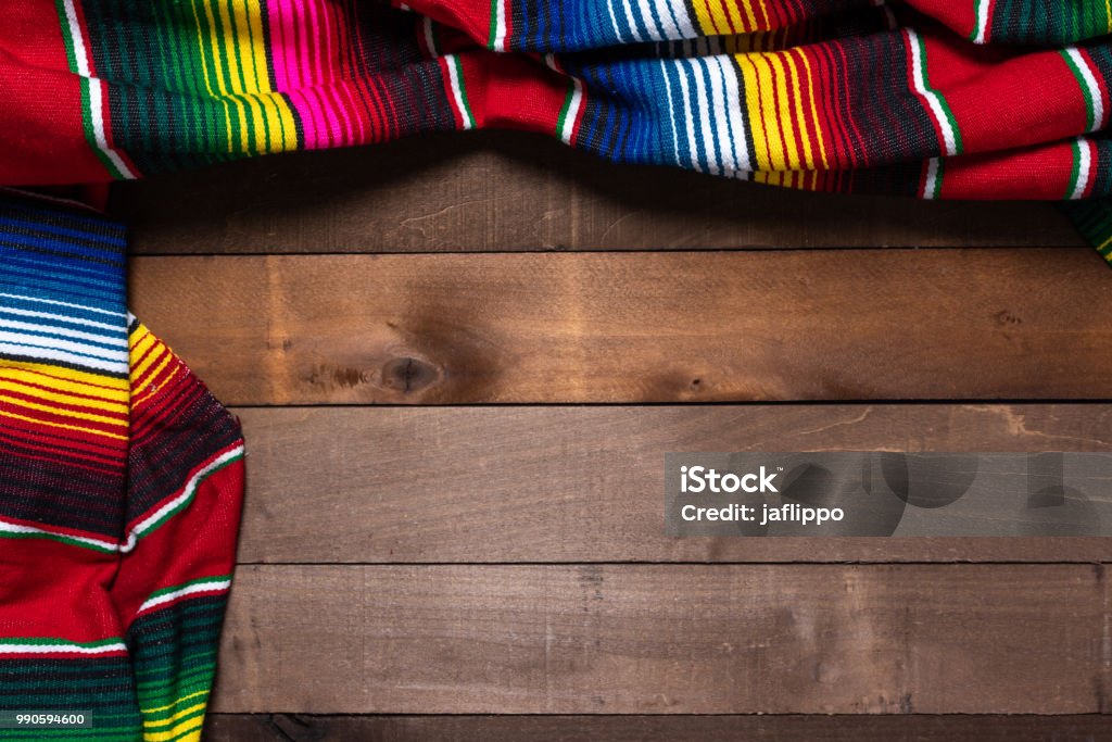 Coperta serape messicana su legno Sfondo - Foto stock royalty-free di Messico