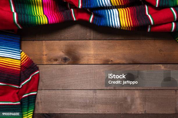 Coperta Serape Messicana Su Legno Sfondo - Fotografie stock e altre immagini di Messico - Messico, Cultura messicana, Materiale tessile