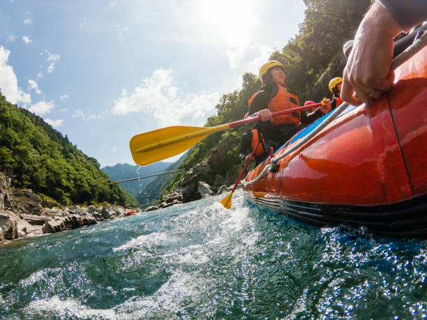 niski kąt widok na wycieczkę raftingu na rzece białej - white water rafting rafting extreme sports adventure zdjęcia i obrazy z banku zdjęć