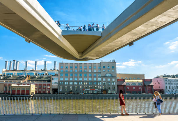 ponte flutuante no zaryadye park, moscou - russian culture women spy russia - fotografias e filmes do acervo