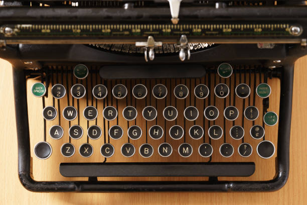 schreibmaschine  - typewriter typewriter key old typewriter keyboard stock-fotos und bilder