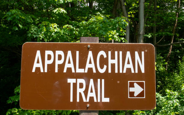 istock Appalachian Trail Sign Arrow Pointing Right 990822354