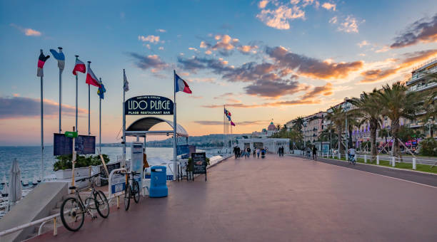 playa de lido y el mar mediterráneo y el famoso hotel negresco en niza francia - city of nice france beach promenade des anglais fotografías e imágenes de stock