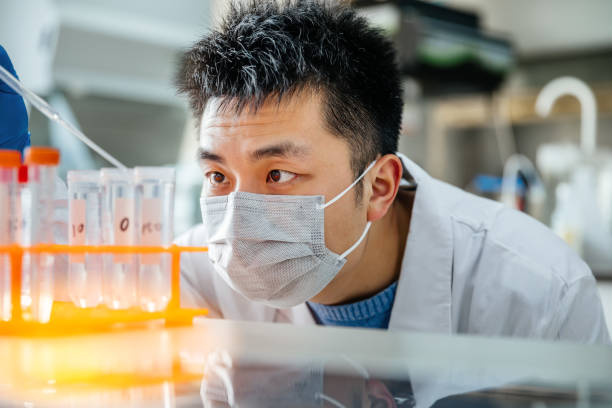 男性の科学者が彼の実験室での作業 - chinese doctor ストックフォトと画像