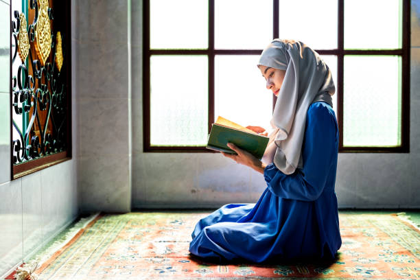 femme musulmane, lecture du coran - coran photos et images de collection