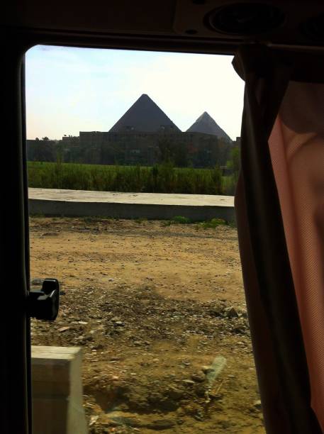 olhando a grande pirâmide de gizé, da janela do ônibus. - giza pyramids sphinx pyramid shape pyramid - fotografias e filmes do acervo