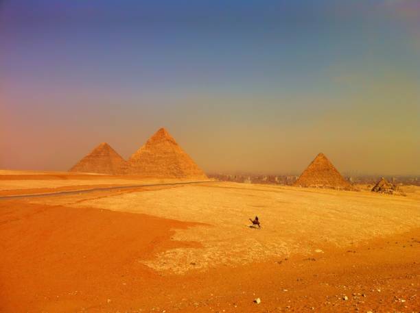 grande pirâmide de gizé, cairo, egito. - giza pyramids sphinx pyramid shape pyramid - fotografias e filmes do acervo