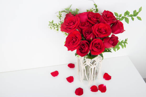 Dozen Roses Photo 170+ Dozen Roses In Vase Stock Photos, Pictures & Royalty-Free Images ...