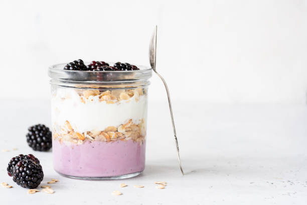 parfait de iogurte com amoras e granola num frasco - jar oatmeal granola glass - fotografias e filmes do acervo