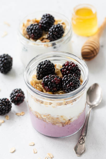 一晩オート麦や健康的な朝食ヨーグルトとベリーのパフェ - dessert blueberry cream parfait ストックフォトと画像