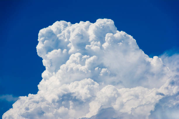 una grande nuvola di tempesta sul cielo blu annuncia l'avvicinarsi della tempesta e la tempesta. - cumulus cloud condensation sky blue foto e immagini stock