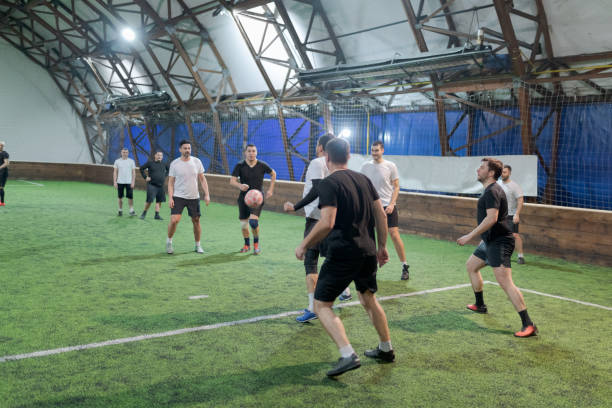 joueur de défense de soccer amateur intercepter l’action offensive - milieu de terrain photos et images de collection