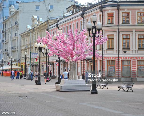 Gente Caminando Por La Calle Comercial Peatonal Arbat Moscú Foto de stock y más banco de imágenes de Aire libre