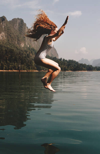 mulher a saltar para a água - river swimming women water - fotografias e filmes do acervo