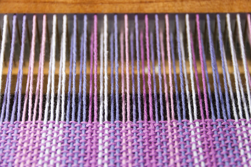 detalle del tejido en telar de peine con colores ULTRAVIOLETA y lilas photo