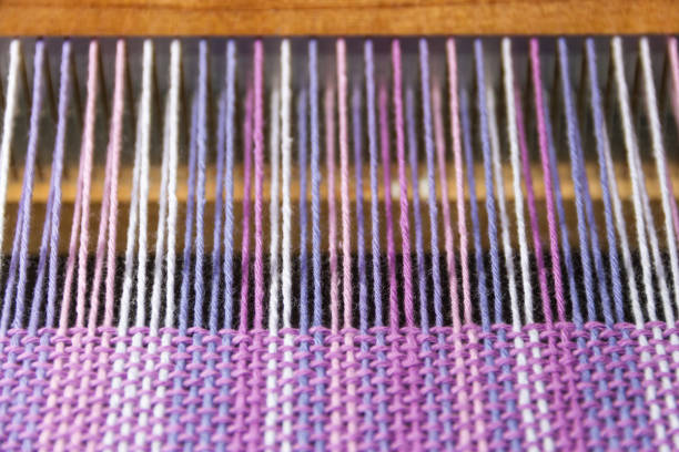 détail du tissu en peigne de métier à tisser avec des couleurs ultraviolets et lilas - manufacture de tapis photos et images de collection