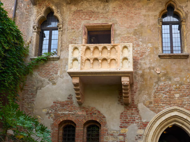 kuvapankkikuvat ja rojaltivapaat kuvat aiheesta näkymä alapuolelta juliet's balcony, verona, italia - romeo fictional character