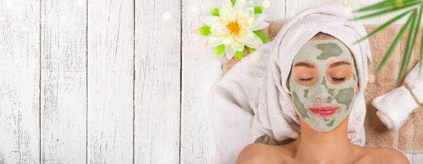 młoda zdrowa kobieta z maską na twarz - spa treatment relaxation beauty in nature leaf zdjęcia i obrazy z banku zdjęć