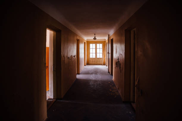 corredor oscuro espeluznante del edificio abandonado - spooky corridor horror entrance hall fotografías e imágenes de stock