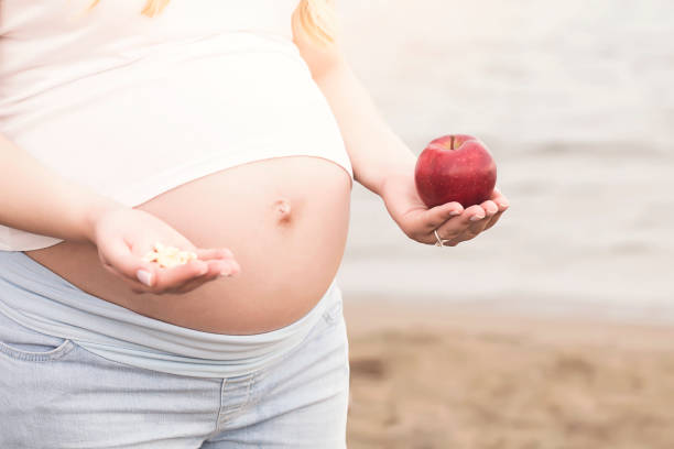 schwangerschaft-frau lieber apple medicene - medicine human pregnancy addiction prescription medicine stock-fotos und bilder