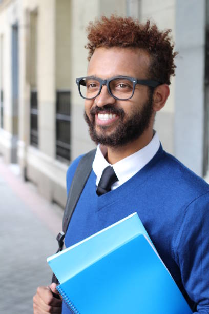 hip i elegancki afro męskie notebooki gospodarstwa - book holding necktie businessman zdjęcia i obrazy z banku zdjęć