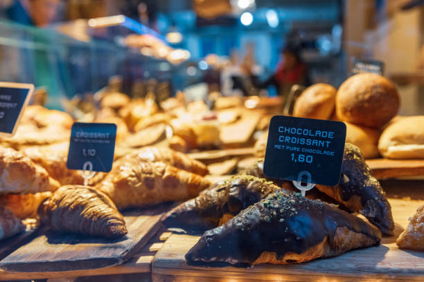 istock Freshly baked food in display cabinet at cafe 991051562