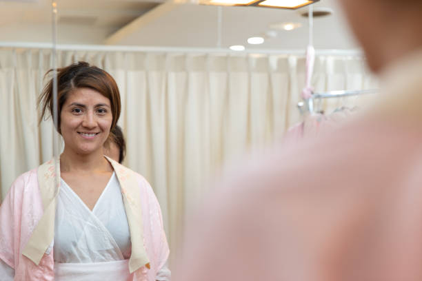 istock Latin woman change to Kimono 991058792