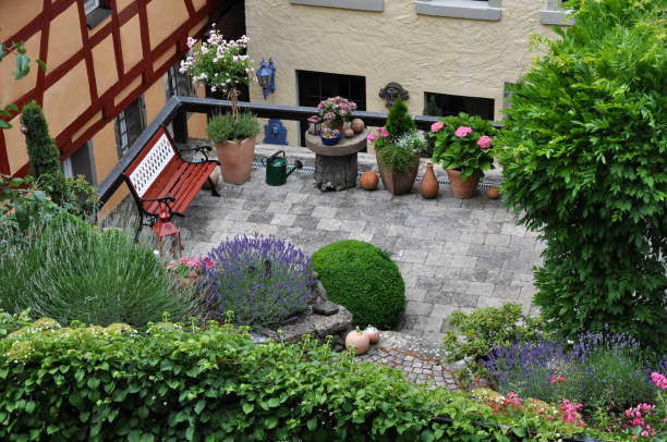 garten auf dem dach - flower bed formal garden ornamental garden furniture stock-fotos und bilder