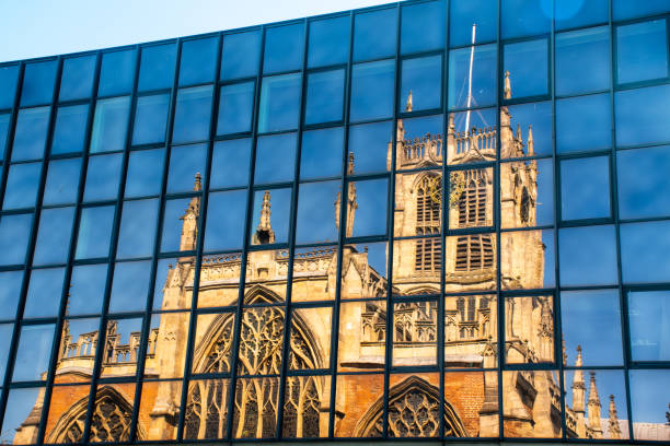 coque minster église reflétée dans le verre de l’immeuble de bureaux - kingston upon hull photos et images de collection