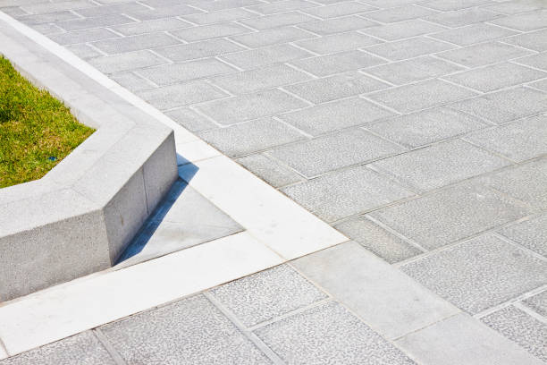 neuen geschnitzten pflasterung mit grauen steinblöcken in einem italienischen fußgängerzone gemacht - driveway patio stone footpath stock-fotos und bilder
