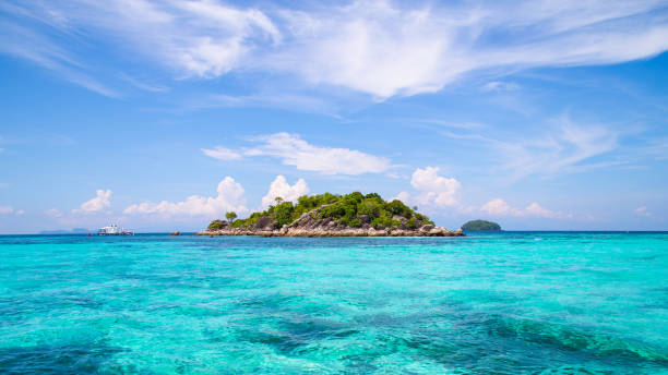 海は明確であり、サンゴを見ることができる海に島があります。美しい空: リペ島、タイ ・ サトゥーン県 - サトゥーン県 ストックフォトと画像
