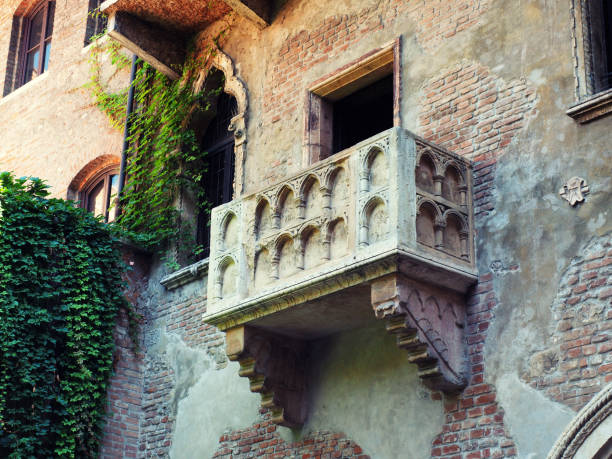 słynny balkon romea i julii - capulet zdjęcia i obrazy z banku zdjęć
