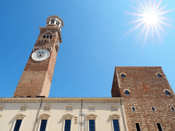 lamberti tower piazza erbe verona włochy - torre dei lamberti zdjęcia i obrazy z banku zdjęć