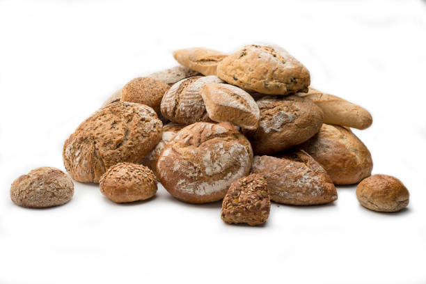 variedade de alambiques de pão artesanal no fundo branco - carbohydrate artisan bread isolated on white isolated - fotografias e filmes do acervo