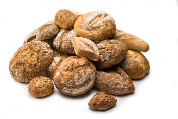 variedade de alambiques de pão artesanal no fundo branco - carbohydrate artisan bread isolated on white isolated - fotografias e filmes do acervo