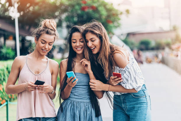 istock Social networking girls 991114410