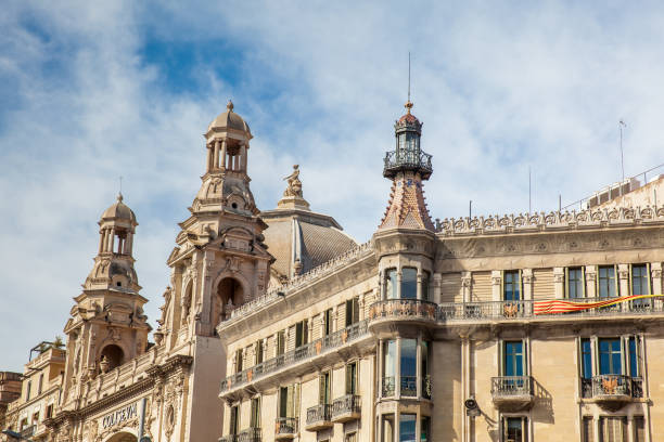 o histórico edifício do coliseu teatro e cinema em barcelona - gran via - fotografias e filmes do acervo