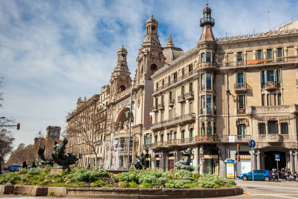 o histórico edifício do coliseu teatro e cinema em barcelona - gran via - fotografias e filmes do acervo