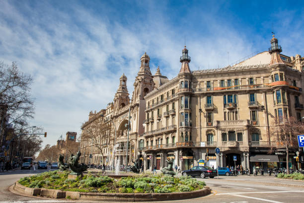 o histórico edifício do coliseu teatro e cinema em barcelona - gran via - fotografias e filmes do acervo