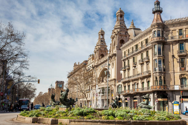 o histórico edifício do coliseu teatro e cinema em barcelona - gran via - fotografias e filmes do acervo