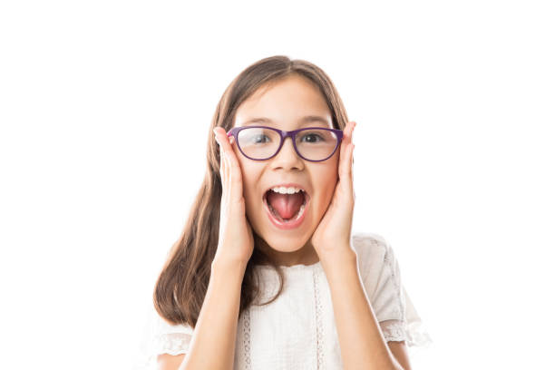 belle femme avec des lunettes excités - surprise child little girls shock photos et images de collection