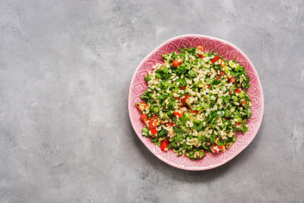 sałatka tabbouleh, talerz, rustykalne tło betonowe. tradycyjne libańskie danie. bliskowschodnia dieta. widok z góry, kopiuj miejsce. - cypriot culture zdjęcia i obrazy z banku zdjęć