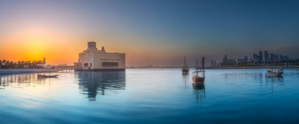 strandpromenade von doha park und osten hügel-skyline-blick - museum of islamic art doha stock-fotos und bilder