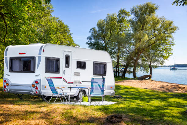 vacaciones en polonia - acoplado de campista en la orilla de la bahía del lago drawsko - caravana tráiler de vehículos fotografías e imágenes de stock