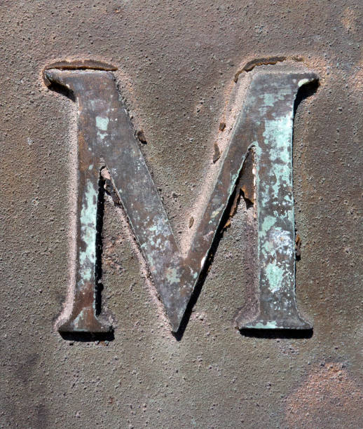 escrito texto en tipografía estado angustiado encuentra letra m - letter m paint alphabet sign fotografías e imágenes de stock