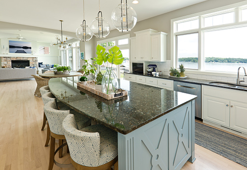 Diseño moderno de la piedra de afilar de sala de estar cocina con concepto abierto photo