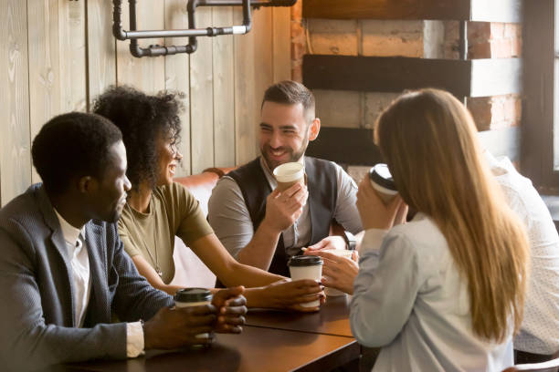 uśmiechnięci przyjaciele cieszący się razem na kawę w kawiarni - coffee time zdjęcia i obrazy z banku zdjęć